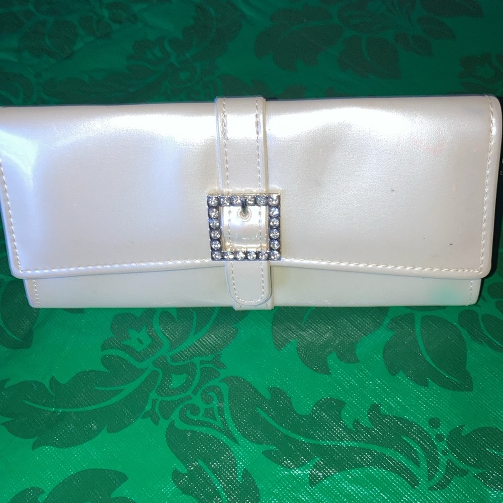 No brand cream vinyl eyeglasses case with faux buckle & rhinestones. $11